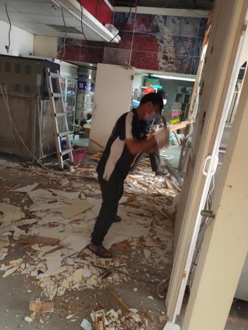 旭浪清潔有限公司 - 裝潢矽酸鈣板拆除中