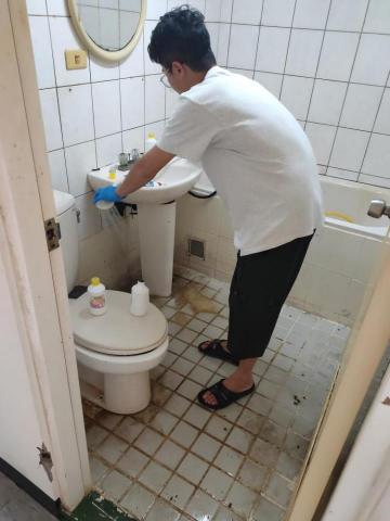 旭浪清潔有限公司 - 陳年舊垢廁所清潔中