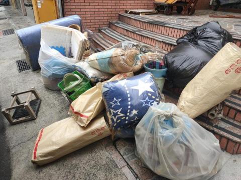 旭浪清潔有限公司 - 廢棄物整理中