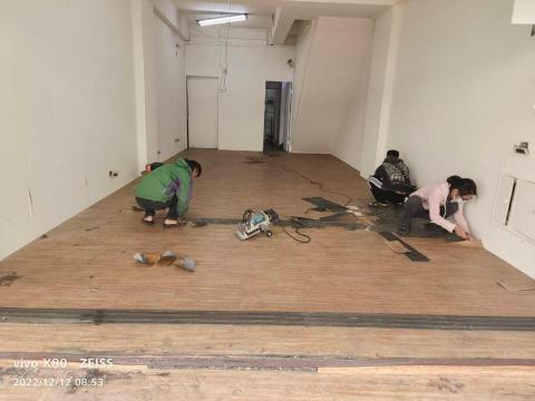 旭浪清潔有限公司 - 塑膠地板拆除前