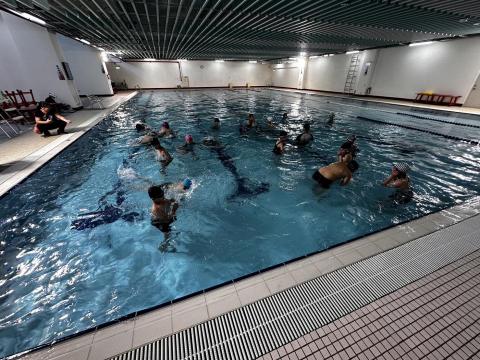 GBS - 當時到校去做團課教學，一群學生都很開心上泳課，每位學生都會自救！