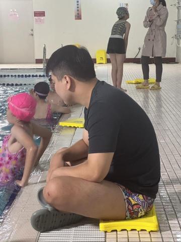 GBS - 這是帶國小游泳隊照片，當時選手剛下水熱身時還在岸上指導，被家長側拍照。