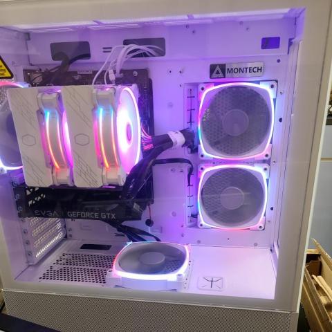 廖宏昌 - 高階電競遊戲主機組裝 廖宏昌 - 高階電競遊戲主機組裝