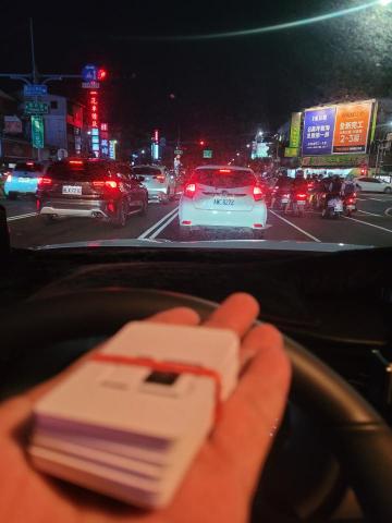 志豊 - 代客跑腿
騎車雖賺多但要騎好久
開車會塞卻可以跑八八
#高雄萬丹