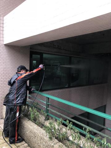 包賀清潔股份有限公司 - 挑高玻璃高壓沖洗
