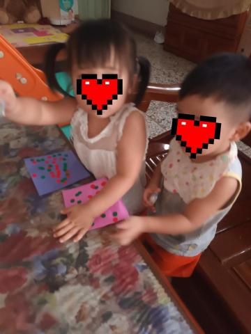 紀欣伶 - 陪玩帶他們貼圓點貼