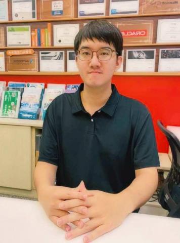 洪醇耀 - 當時作為課務老師拍的介紹照片~