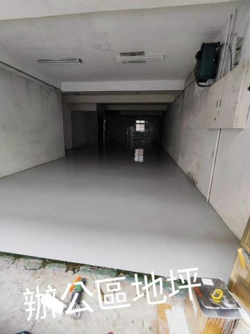 辰錩工程行 - EPOXY溶劑型面漆(滾塗型)適用場所：GMP藥廠、食品廠、電子廠、紡織廠、辦公室、手術房、無菌房、控制室、倉儲等之牆壁及地板。

產品工法介紹：由溶劑型環氧樹脂(Epoxy Resin)及特殊硬化劑，配以耐厚、耐化學性顏料所構成之兩液型之牆壁及地板面漆，將樹脂塗佈於地面，達到不起塵之效果 。