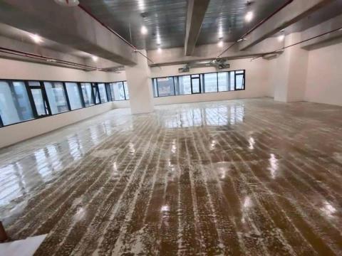 辰錩工程行 - 環氧樹脂 中塗層 研磨後表面會呈現圈圈的痕跡 必須要拋光地板的顆粒及 不平的地方 磨平 