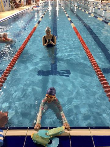 小涵 - 仰式跳水教學