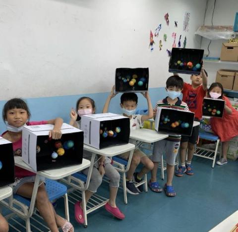 Claire（伴讀/英文家教/美甲教學） - 帶小朋友閱讀英文繪本並手作屬於自己的星球