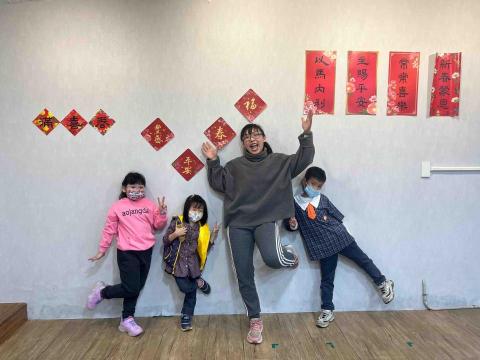 黃詩雅 - 幼幼班創造性街舞律動 黃詩雅 - 幼幼班創造性街舞律動