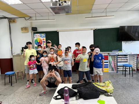 彭紹恩 - 夏令營時成果發表結束之後的大合照
(本人在照片中第二排左一)