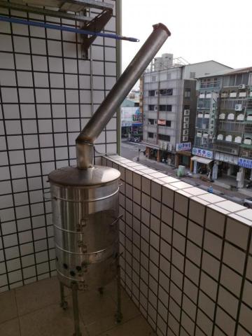 居家修繕/不鏽鋼、鐵件維修加固-魏師傅 - 客製化金爐桶(加厚)-上蓋煙囪過女兒牆及上方屋頂防止煙燻 居家修繕/不鏽鋼、鐵件維修加固-魏師傅 - 客製化金爐桶(加厚)-上蓋煙囪過女兒牆及上方屋頂防止煙燻