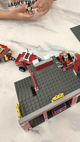 王婕伊 - 陪玩樂高