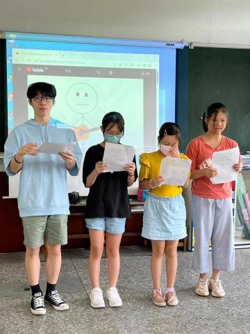 彭紹恩 - 夏令營時與學生一同進行劇本成果發表並陪學生練習
(本人在圖片左一)