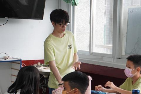 彭紹恩 - 英語夏令營分組討論時觀察學生討論狀況並給予一些聽不太懂的學生提示