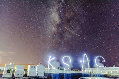 洪士洋 - 高中時喜歡辦服務營隊、參加社團擔任幹部，不僅有良好的溝通領導能力、加深對教育議題的重視，這些歷練也讓大學學弟妹時常向我諮詢人生規劃的問題。（圖為自己拍攝的夏季銀河與光軌）