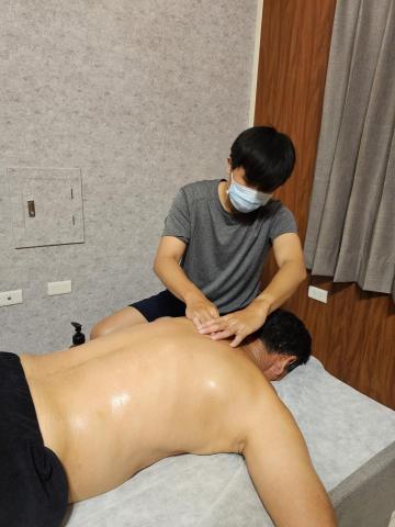 Walker studio 工作室｜外出按摩服務 - 政穎師傅施作