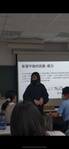 鄭皓慈 - 國中理化科老師