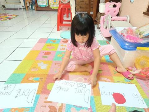 BELLE - 幼兒美語教學3-6歲 圖中3.5歲
教學內容 教室看規則認字唱遊配對