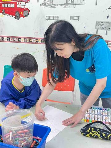 謝思榆 - 用兩個大原型先打出鳥的輪廓在進行上色