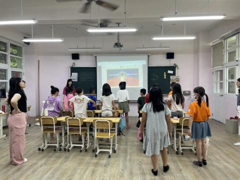 李虹儀 - 暑假到山區小學當英文老師