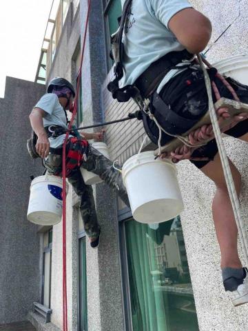 富冠工程開發-Daniel陳宣宇 - If有訪問的影片：

https://www.instagram.com/reel/Cvy26r2ghL9/?igshid=MTc4MmM1YmI2Ng==. 外牆防水高空蜘蛛人也有做喔！