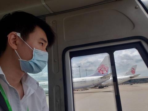 夏天 - 香港機場機坪禁區旅客接駁