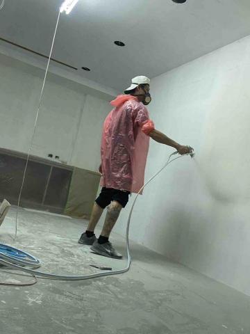 菘麟油漆工程行 - 噴漆進行