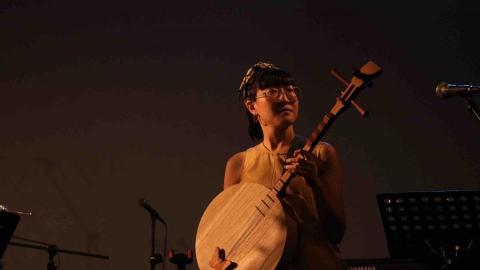 陳蕙婷 - 海島青年實驗室月琴手，於華山legacy Taipei演出