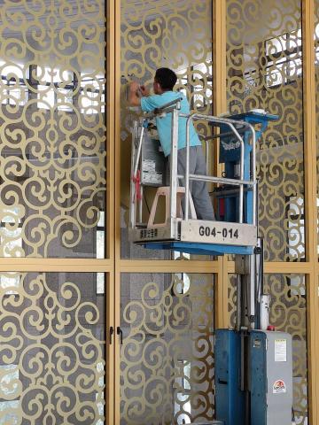 李志慶(源玉源廣告) - 玻璃卡典花紋施工