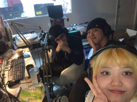 何易杰 - 正在錄製Podcast