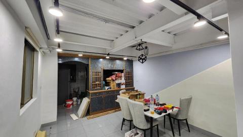 水電葉師傅 - 天花板很神奇...我們把軌道燈用吊的，自己都覺得好看