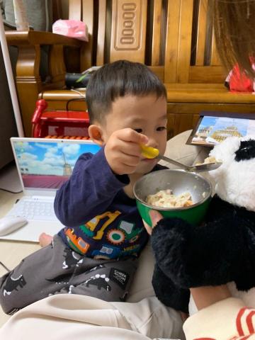 吳品潔 - 熊寶寶肚子也餓了，我來餵熊寶寶吃飯飯。
