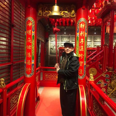 提供刮痧拔罐功效服務的專家安伯興