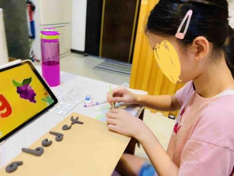 Sharpay Lin - 利用黏土學英文字母