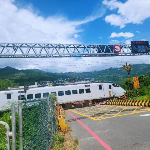 輕旅日常｜安心接送每一程｜機場接送 包車旅遊 交通車 - 台東櫻木平交道?