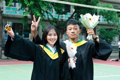 陳彥均 - 為文藻大學畢業生拍攝的照片