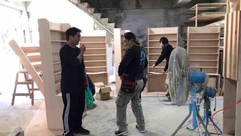 木鳥小築 - 職人於自家工廠施作教會訂製櫃體之大量訂單