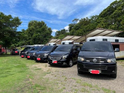 輕旅日常｜安心接送每一程｜機場接送 包車旅遊 交通車 - 