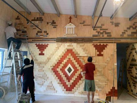 木鳥小築 - 新北市烏來區泰雅圖騰造型牆面染色上色施工中
