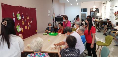 「魅筆藝創」Michael郭教練&Abby陳教練 - 運用桌球律動活力教學關懷樂齡失智長輩健康玩桌球 「魅筆藝創」Michael郭教練&Abby陳教練 - 運用桌球律動活力教學關懷樂齡失智長輩健康玩桌球