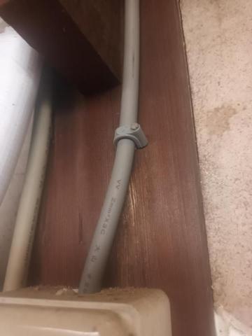 晉揚宅修 - 原水電拉給冷氣用的電線，居然用這規格。實在不太好。還好有機會來幫這獨居老人換電線。