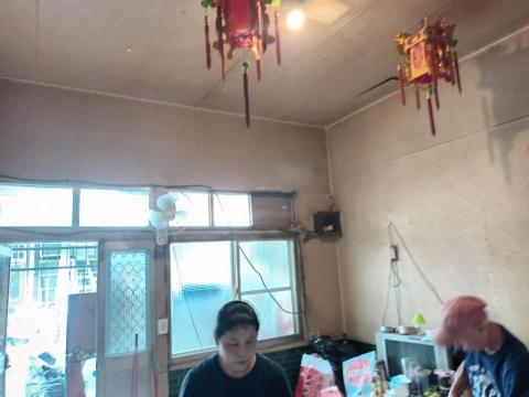 晉揚宅修 - 獨居老人住所，派清潔大姐與水電工進去打掃與更換電線。