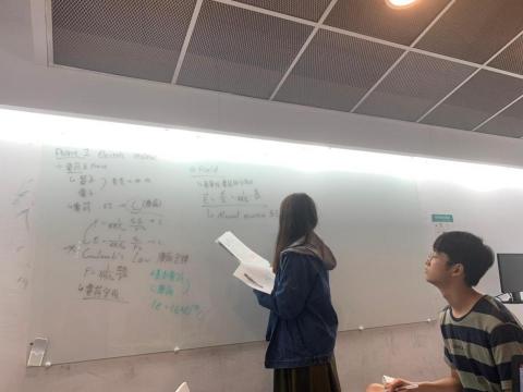 賴亭瑜 - 教導同學物理