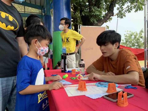 ANSON - 物理營隊講解陀螺轉動的原理給小朋友聽