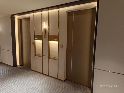 允奕金屬工程有限公司 - 台北飯店案場 弧形門框及鍍鈦書包架 鍍鈦腰帶飾條