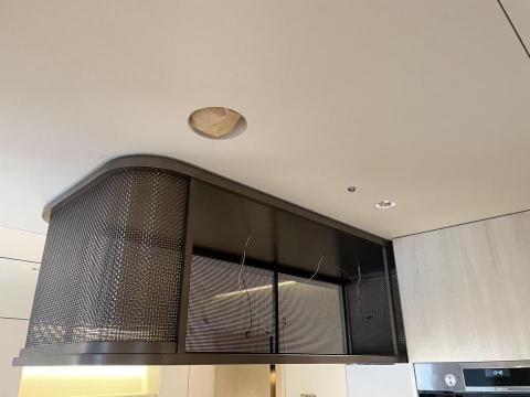 允奕金屬工程有限公司 - 台北室裝案場 弧形仿鍍鈦吊架