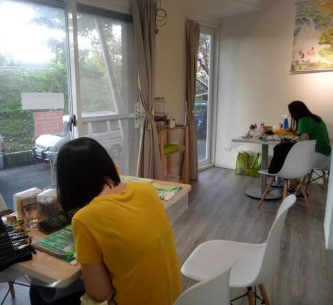 Sunny 老師 - 小班制壓克力教學